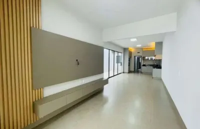 Casa à venda com cômodos espaçosos, 2 suítes e armários embutidos pela residência em rio verde - go