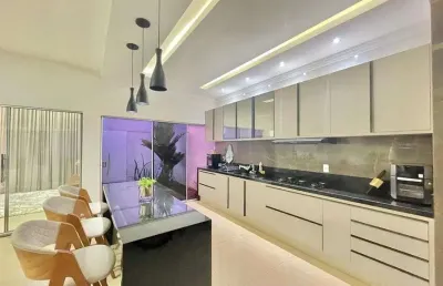 Casa à venda com churrasqueira, suíte com closet e armários no solar dos ataides em rio verde - go