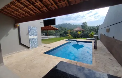 Casa térrea com piscina e área gourmet ampla para  moradia ou veraneio