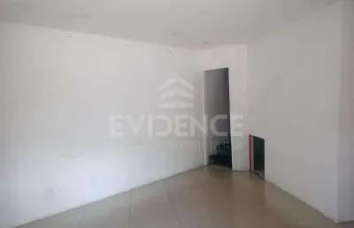 Loja com excelente localização medindo 47,00 m², possui mezanino, 01 banheiro.