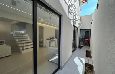 Casa exclusiva em condomínio fechado – totalmente reformada, acabamento alto padrão