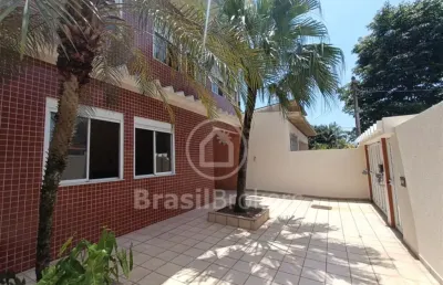 Casa triplex, com quatro quartos,  totalmente reformada, na curicica