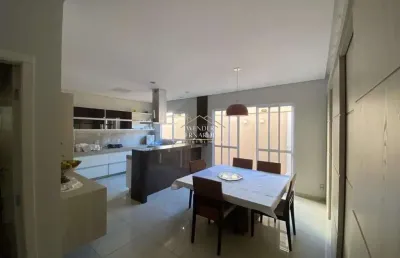 Aproveite a melhor localização: casa 100m do praia clube e repleta de armários!