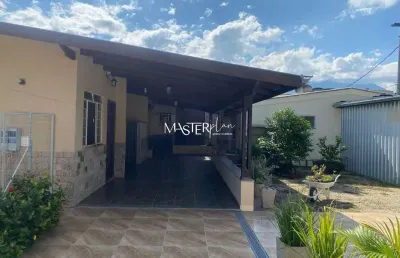Casa com 3 quartos para alugar na wanderbilt duarte de barros, 58, vila odete, itatiaia por r$ 2.500