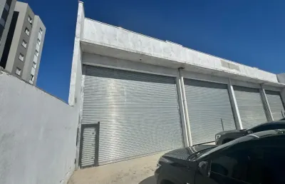 Galpão de 295m² com banheiros e mezanino para locação em caieras.