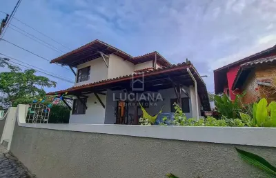 Lindíssima casa em condomínio próximo da via local!