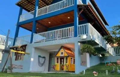 Casa com área de lazer privativa e condomínio bem localizado