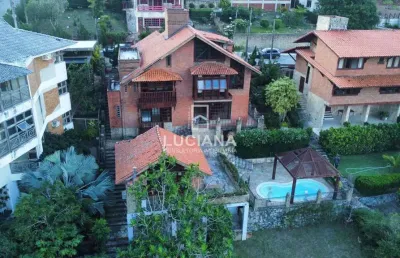 Belíssima casa com piscina e reservatórios de água de 8mil litros