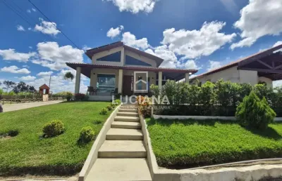 Belissima casa com 4 suítes e piscina em condomínio