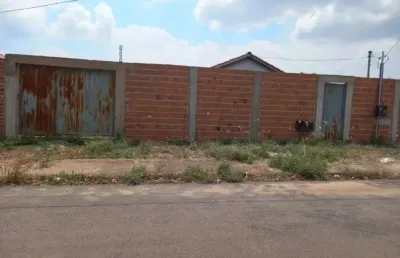 Vendo uma casa 2/4 bairro novo mundo com 450m² de terreno apenas r$ 140 mil
