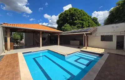 Vendo casa com piscina no bairro ipase em várzea grande
