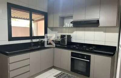 Casa à venda, 3 dormitórios sendo 1 suíte, área gourmet coberta, 2 vagas de garagem cobertas, bairr