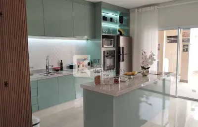 Sobrado com 3 dormitórios  à venda, 150 m² de terreno e 160 m² de área construída por r$ 850.000,00