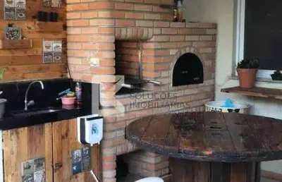 Sobrado à venda, 3 quartos, sendo 1 suíte, área gourmet com churrasqueira e forno de pizza, condomí