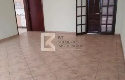 Casa com 4 dormitórios sendo uma suíte para locação, 300 m² de terreno e 205 m² de área construída