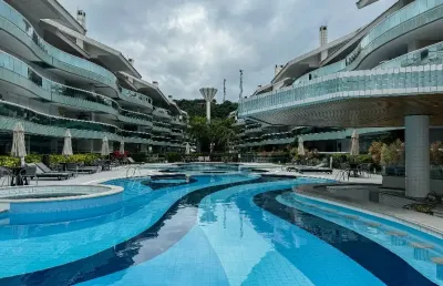 Apartamento com 3 suítes, lavabo e 2 vagas em condomínio clube frente mar na praia brava à venda