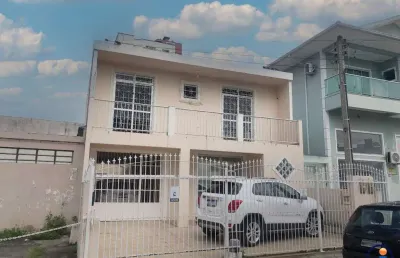 Casa à venda bem localizada em florianópolis, bairro estreito, 5 quartos com garagem para até 4 veículos.