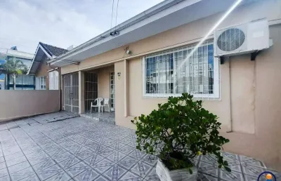 Residência à venda de 4 quartos (suíte) com 3 vagas de garagem, bairro balneário do estreito, florianópolis