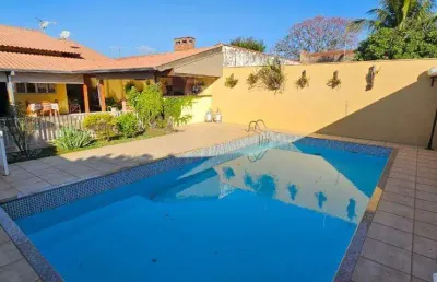 Casa totalmente térrea com piscina espaço gourmet churrasqueira ampla garagem para até 4 veículos