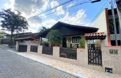 Casa mobiliada / 2 pavimentos – espaço, versatilidade e ótima localização!