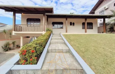 Casa à venda com 3 dormitórios e amplo jardim - badenfurt
