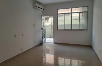 Casa térrea em condomínio fechado possui 2 quartos e garagem