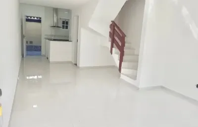 Vendo linda casa dentro de condomínio no jardim meudom teresópolis!