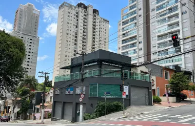Imóvel comercial de esquina, ponto e construção impecáveis.