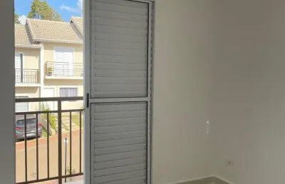 Casa condomínio, com 2 vagas de garagem, quintal, 2 banheiros, box, saca