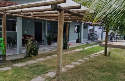 Linda casa na praia com uma bela piscina e área gourmet