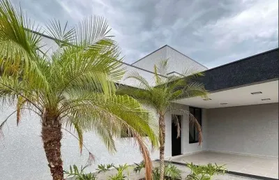 Casa com excelente acabamento em condomínio fechado