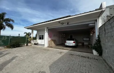 Casa semimobiliada com churrasqueira em santa catarina, farroupilha - venda