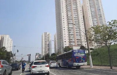 Lindo apto praticamente todo mobiliado com 156m2 de área útil, 3 suítes, piso ipê, 1 master com closet, sala ampla par 3 ambientes +3 garagens