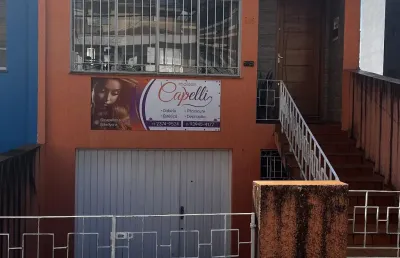 Casa assobradada com 3 dormitórios, 2 banheiros, sala, cozinha, quintal, área de serviço.
