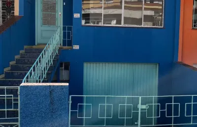 Casa assobradada com 3 domitórios, sala, 2 banheiros, cozinha, área de serviço e quintal
