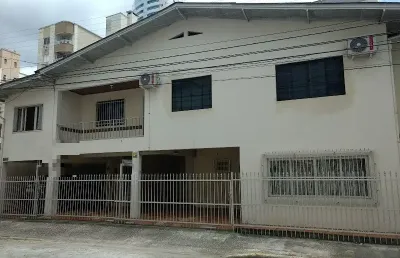 Casa para excursão para alugar no centro de balneário camboriú!
