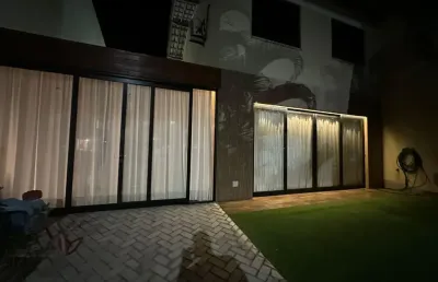No condomínio sol do flamengo, excelente casa duplex, reformada, com piscina;