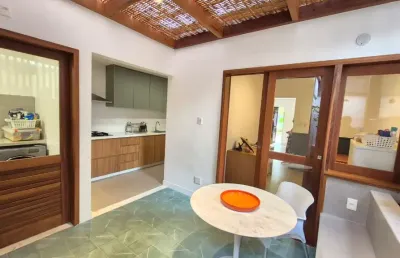 Maravilhoso village 4/4, em excelente condomínio arborizado c/ infra e excelente localização.