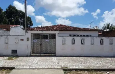 Vende-se casa ampla com terraço – conforto e localização!