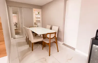 Apartamento na península com dois dormitórios mobiliado
