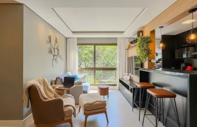 Apartamento totalmente mobiliado, em frente uma bela praça!