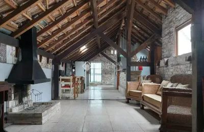 Casa ampla e charmosa ao lado do shopping total – 450m², pátio e suíte com sacada!