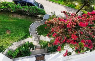 Excelente casa moderna em condomínio fechado à venda