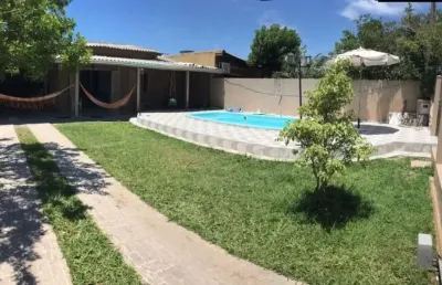 Casa com 4 dormitórios sendo duas suítes, piscina, garagem e churrasqueira.