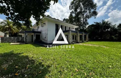 Laura de freitas - 3.300m² - 4 quartos sendo 3 suítes - 80% plano - piscina - quiosque c/ churrasqueira - 3 vagas - condomínio c/ infraestrutura