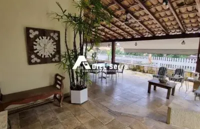 Caminho das árvores - 593m² total - 2 pavimentos - 5 quartos - 3 suítes - 6 banheiros - varanda - gabinete - piscina - armários - despensa - 3 vagas