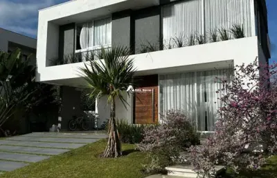 Alphaville litoral norte 03 - casa com 3 suítes + home - dependência completa - piscina e área gourmet - porteira fechada - energia solar