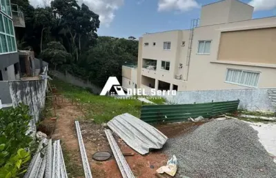 Terreno declive com 559m² - alphaville salvador 02 - condomínio com infra e segurança 24h