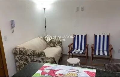 Excelente apartamento térreo, quarto, cozinha, living com piso laminado.
