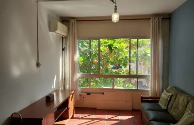 Apartamento amplo, iluminado, a poucos metros da praia pitangueiras.